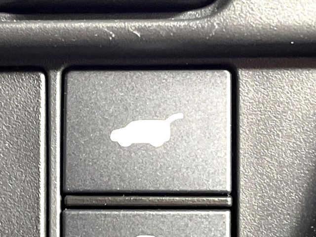 【パワーバックドア】スマートキーや運転席のボタンを押すだけでリアゲートが自動で開閉します!荷物を持っている時や、高い位置にあるバックドアを閉める際に便利な機能です♪