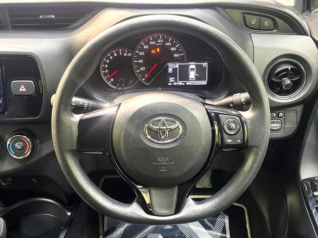 �C���e���A�ɍ��킹���f�U�C���̃X�e�A�����O�́A�^�]�������̂��Ƃ��l���A�^�]���₷���`��A�傫���ł��B�����x�A���ۂɐG���Ă��m���߂��������B