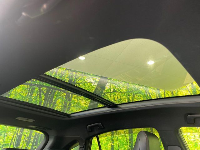 【大型サンルーフ】車内の解放感が一気に上がる大型のパノラマルーフ!季節を問わず開放的で快適なドライブをお楽しみいただけます。流通量も少なく希少価値の高い人気の装備です♪
