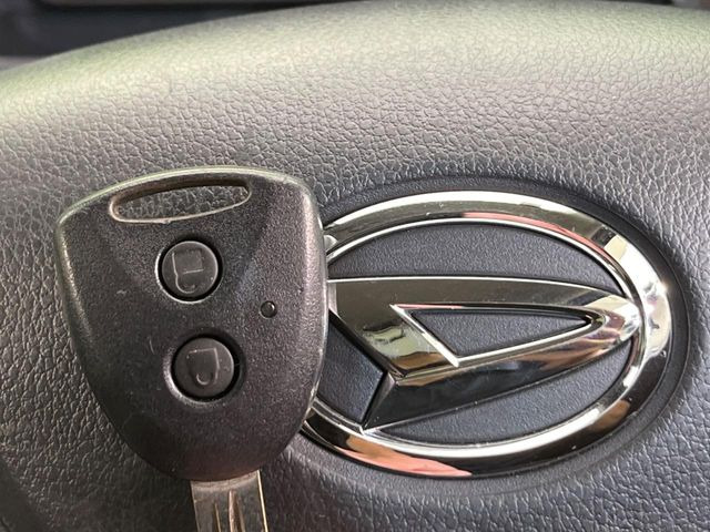 【キーレス】少し離れた場所からでもボタン一つでドアの開錠・施錠ができるのでとっても便利!ドアの鍵穴周りに傷をつけることもありません♪