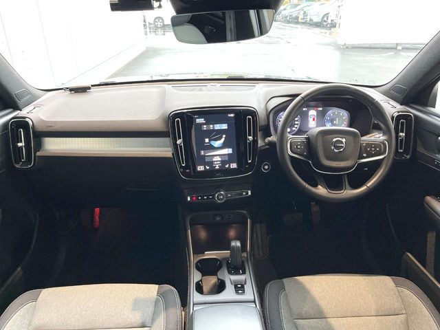 XC40B4 モメンタム