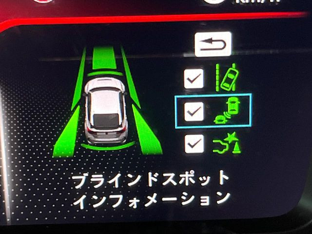 【ブラインドスポットインフォメーション】走行中、ドアミラーの死角になりやすい箇所に後続車が接近するとサイドミラー付近に警告を表示、ドライバーに注意喚起をしてくれます。