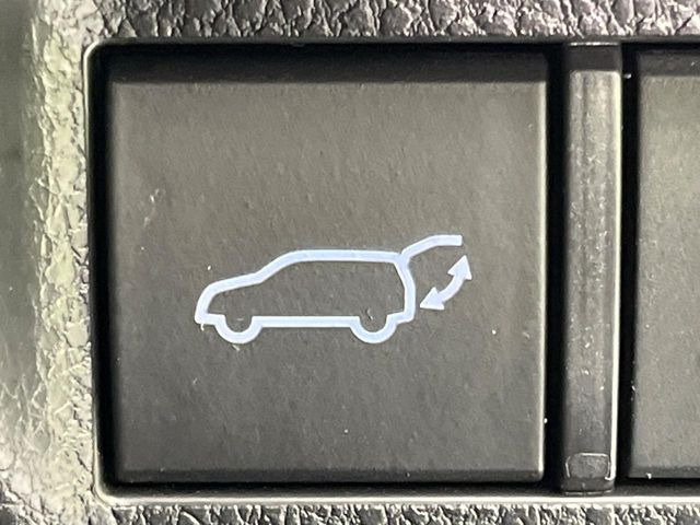 【パワーバックドア】スマートキーや運転席のボタンを押すだけでリアゲートが自動で開閉します!荷物を持っている時や、高い位置にあるバックドアを閉める際に便利な機能です♪