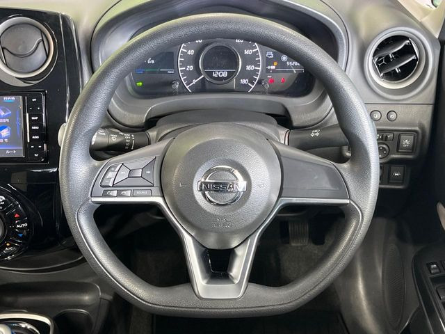 �C���e���A�ɍ��킹���f�U�C���̃X�e�A�����O�́A�^�]�������̂��Ƃ��l���A�^�]���₷���`��A�傫���ł��B�����x�A���ۂɐG���Ă��m���߂��������B