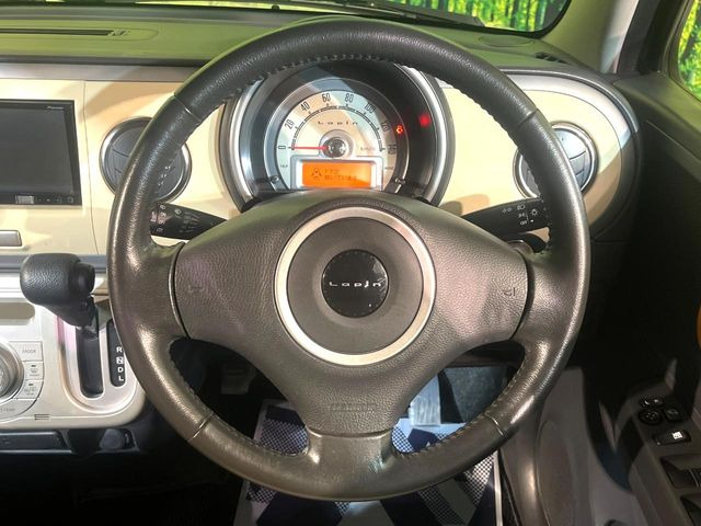 �C���e���A�ɍ��킹���f�U�C���̃X�e�A�����O�́A�^�]�������̂��Ƃ��l���A�^�]���₷���`��A�傫���ł��B�����x�A���ۂɐG���Ă��m���߂��������B