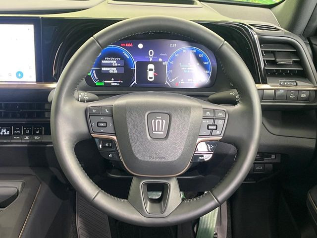 �C���e���A�ɍ��킹���f�U�C���̃X�e�A�����O�́A�^�]�������̂��Ƃ��l���A�^�]���₷���`��A�傫���ł��B�����x�A���ۂɐG���Ă��m���߂��������B