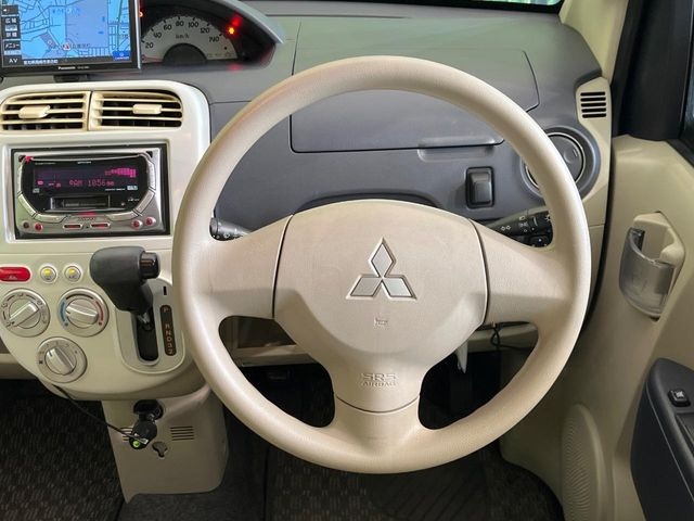 �C���e���A�ɍ��킹���f�U�C���̃X�e�A�����O�́A�^�]�������̂��Ƃ��l���A�^�]���₷���`��A�傫���ł��B�����x�A���ۂɐG���Ă��m���߂��������B