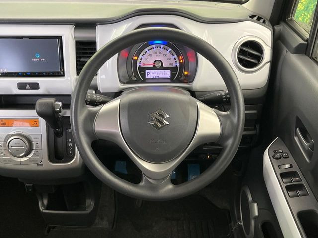 �C���e���A�ɍ��킹���f�U�C���̃X�e�A�����O�́A�^�]�������̂��Ƃ��l���A�^�]���₷���`��A�傫���ł��B�����x�A���ۂɐG���Ă��m���߂��������B