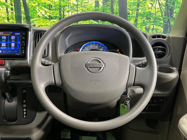 �C���e���A�ɍ��킹���f�U�C���̃X�e�A�����O�́A�^�]�������̂��Ƃ��l���A�^�]���₷���`��A�傫���ł��B�����x�A���ۂɐG���Ă��m���߂��������B