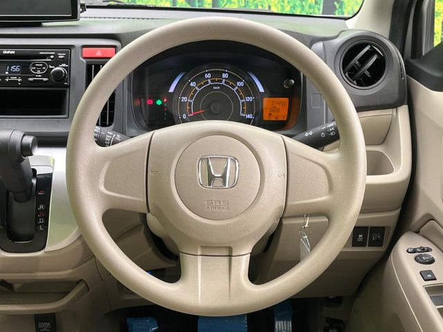 �C���e���A�ɍ��킹���f�U�C���̃X�e�A�����O�́A�^�]�������̂��Ƃ��l���A�^�]���₷���`��A�傫���ł��B�����x�A���ۂɐG���Ă��m���߂��������B