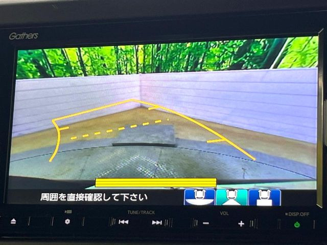 【バックカメラ】駐車時に後方がリアルタイム映像で確認できます。大型商業施設や立体駐車場での駐車時や、夜間のバック時に大活躍!運転スキルに関わらず、今や必須となった装備のひとつです!