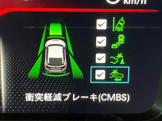 【ホンダセンシング】走行中に前方の車両等を認識し、衝突しそうな時は警報とブレーキで衝突回避と被害軽減をアシスト。より安全にドライブをお楽しみいただけます。