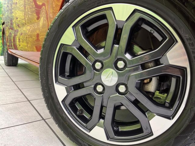 �y����15�C���`�A���~�z�C�[���z�O�ςɃ}�b�`���������A���~�z�C�[���𑕒����Ă���܂��B�e��ЊO�A���~�z�C�[����A�X�^�b�h���X�^�C�����戵�����Ă���܂��B���񂲑��k����������