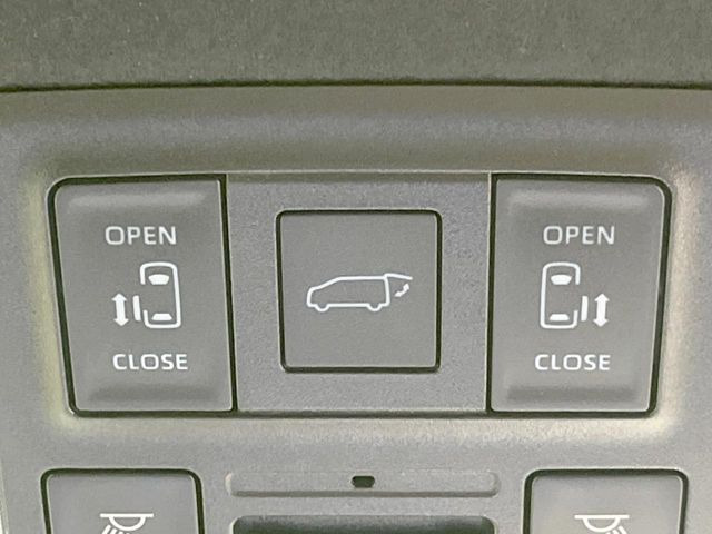 【両側パワースライドドア】スマートキーや運転席のスイッチで後席両側スライドドアの開閉が可能♪電動だから力を入れてドアを開ける必要が無く、小さなお子様でも簡単に開け閉めでき快適です♪