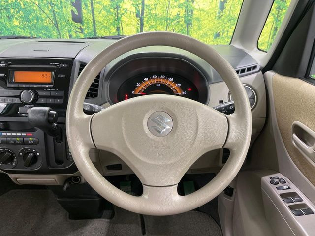 �C���e���A�ɍ��킹���f�U�C���̃X�e�A�����O�́A�^�]�������̂��Ƃ��l���A�^�]���₷���`��A�傫���ł��B�����x�A���ۂɐG���Ă��m���߂��������B