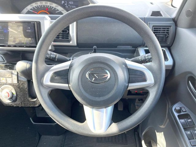 �C���e���A�ɍ��킹���f�U�C���̃X�e�A�����O�́A�^�]�������̂��Ƃ��l���A�^�]���₷���`��A�傫���ł��B�����x�A���ۂɐG���Ă��m���߂��������B