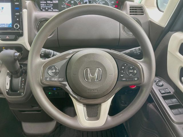 �C���e���A�ɍ��킹���f�U�C���̃X�e�A�����O�́A�^�]�������̂��Ƃ��l���A�^�]���₷���`��A�傫���ł��B�����x�A���ۂɐG���Ă��m���߂��������B