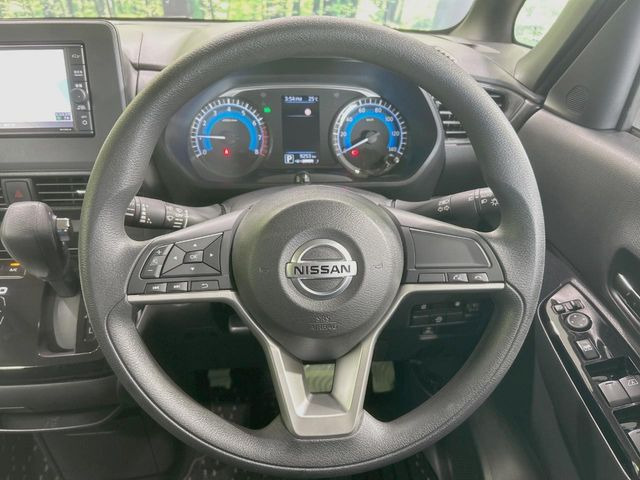 �C���e���A�ɍ��킹���f�U�C���̃X�e�A�����O�́A�^�]�������̂��Ƃ��l���A�^�]���₷���`��A�傫���ł��B�����x�A���ۂɐG���Ă��m���߂��������B