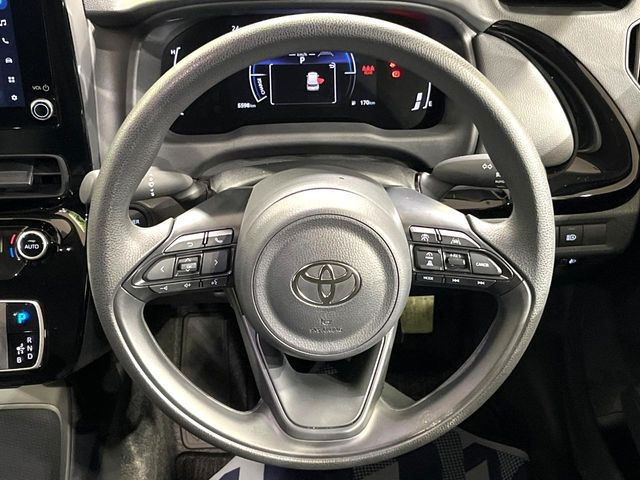 �C���e���A�ɍ��킹���f�U�C���̃X�e�A�����O�́A�^�]�������̂��Ƃ��l���A�^�]���₷���`��A�傫���ł��B�����x�A���ۂɐG���Ă��m���߂��������B