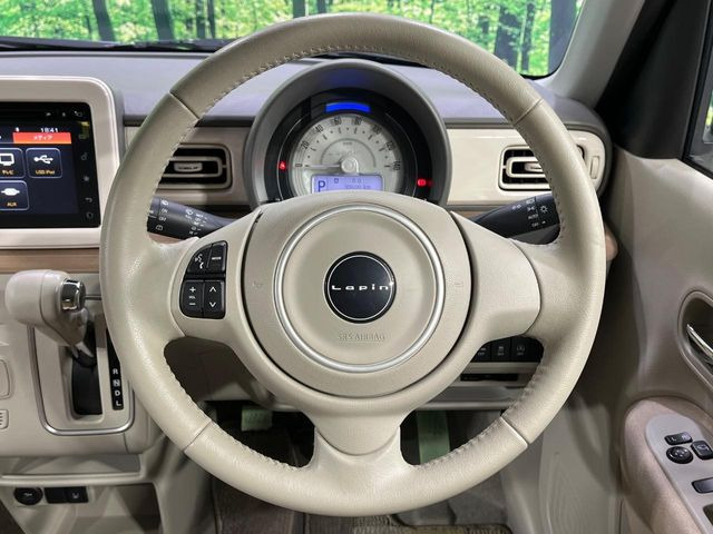 �C���e���A�ɍ��킹���f�U�C���̃X�e�A�����O�́A�^�]�������̂��Ƃ��l���A�^�]���₷���`��A�傫���ł��B�����x�A���ۂɐG���Ă��m���߂��������B