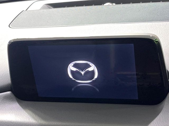 【マツダコネクトナビ】車内の雰囲気にマッチした一体型タイプのナビ。各種車輌設定やBluetooth再生等、様々な機能が楽しめます。直感的なダイヤル操作が可能で、使い勝手も良好です。