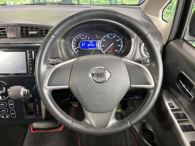 �C���e���A�ɍ��킹���f�U�C���̃X�e�A�����O�́A�^�]�������̂��Ƃ��l���A�^�]���₷���`��A�傫���ł��B�����x�A���ۂɐG���Ă��m���߂��������B