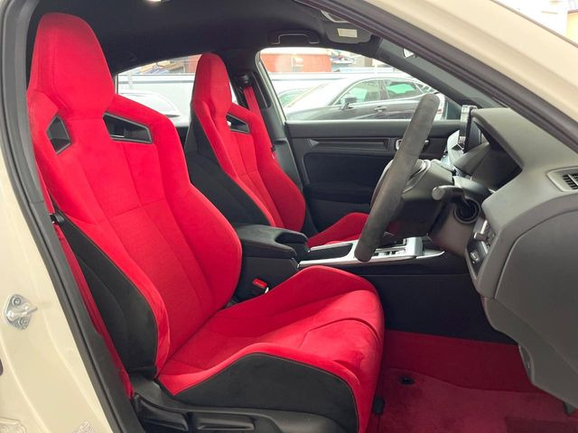 【専用スポーツシート】ホールド性に優れ、カーブ時の体が流れを抑制してくれます。また、体にフィットするから腰や背中が疲れにくく、ロングドライブや高速走行でも快適にお過ごしいただけます♪