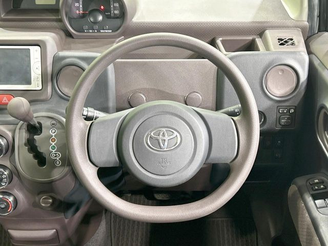 �C���e���A�ɍ��킹���f�U�C���̃X�e�A�����O�́A�^�]�������̂��Ƃ��l���A�^�]���₷���`��A�傫���ł��B�����x�A���ۂɐG���Ă��m���߂��������B