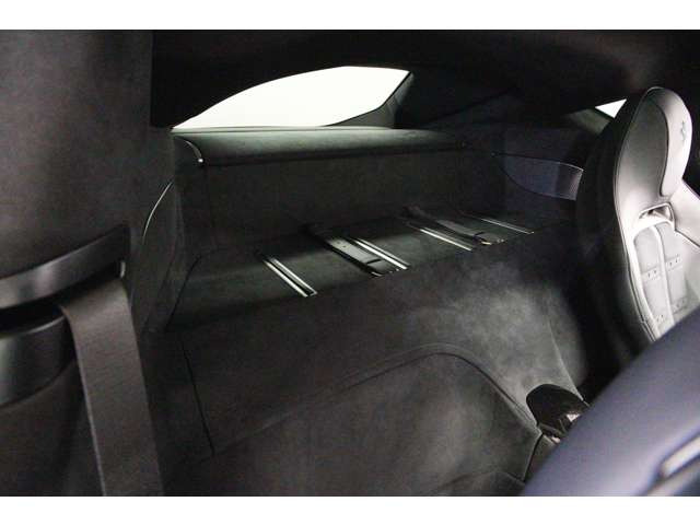 オプションを多数装備し、内装は黒で纏められているので、上品さと大人な仕上がりになっております。