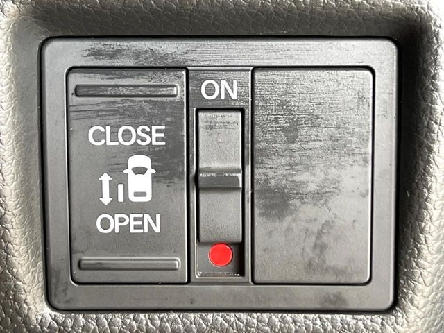 【パワースライドドア】スマートキーや運転席のスイッチでスライドドアの開閉が可能♪電動だから力を入れてドアを開ける必要が無く、小さいお子様でも、重い荷物を持っている時もラクに開け閉めできます♪