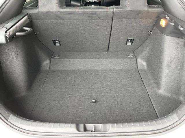 普段のお買い物や通勤、送迎等に十分な荷室スペースを確保しております。
