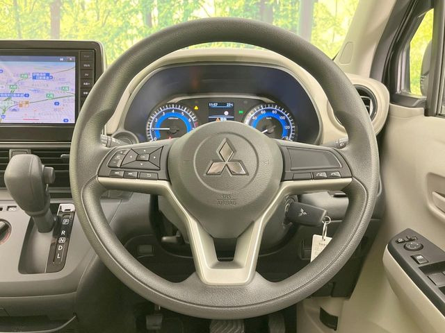 �C���e���A�ɍ��킹���f�U�C���̃X�e�A�����O�́A�^�]�������̂��Ƃ��l���A�^�]���₷���`��A�傫���ł��B�����x�A���ۂɐG���Ă��m���߂��������B