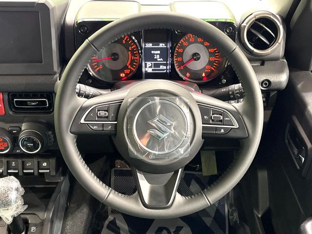 �C���e���A�ɍ��킹���f�U�C���̃X�e�A�����O�́A�^�]�������̂��Ƃ��l���A�^�]���₷���`��A�傫���ł��B�����x�A���ۂɐG���Ă��m���߂��������B