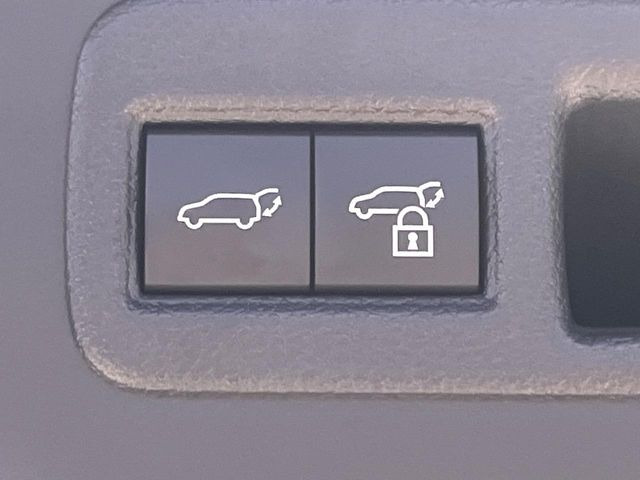 【パワーバックドア】スマートキーや運転席のボタンを押すだけでリアゲートが自動で開閉します!荷物を持っている時や、高い位置にあるバックドアを閉める際に便利な機能です♪