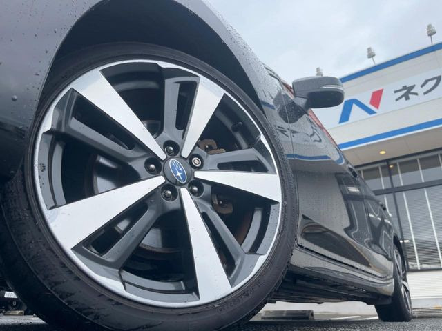 �y����18�C���`�A���~�z�C�[���z�O�ςɃ}�b�`���������A���~�z�C�[���𑕒����Ă���܂��B�e��ЊO�A���~�z�C�[����A�X�^�b�h���X�^�C�����戵�����Ă���܂��B���񂲑��k����������