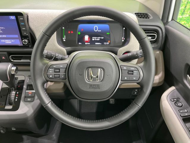 �C���e���A�ɍ��킹���f�U�C���̃X�e�A�����O�́A�^�]�������̂��Ƃ��l���A�^�]���₷���`��A�傫���ł��B�����x�A���ۂɐG���Ă��m���߂��������B