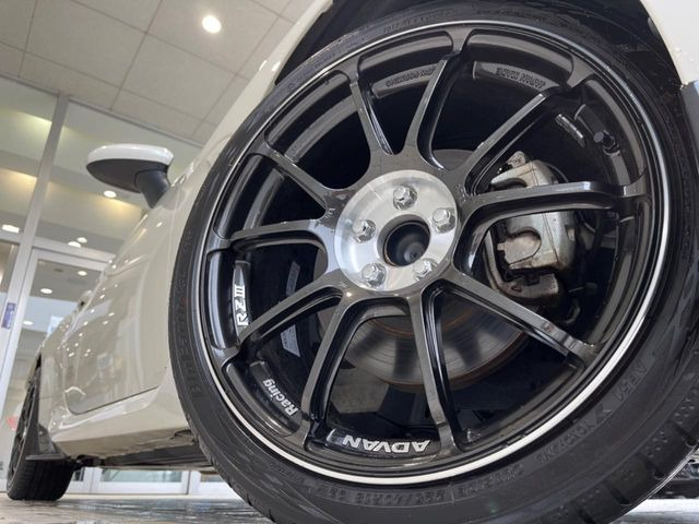 �yADVAN18�C���`�A���~�z�C�[���z�O�ςɃ}�b�`�����A���~�z�C�[���𑕒����Ă���܂��B�e��A���~�z�C�[����A�X�^�b�h���X�^�C�����戵�����Ă���܂��B���񂲑��k����������