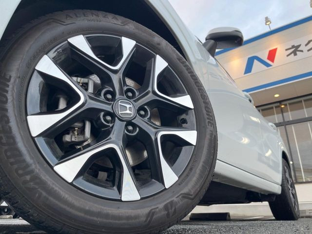 �y����18�C���`�A���~�z�C�[���z�O�ςɃ}�b�`���������A���~�z�C�[���𑕒����Ă���܂��B�e��ЊO�A���~�z�C�[����A�X�^�b�h���X�^�C�����戵�����Ă���܂��B���񂲑��k����������