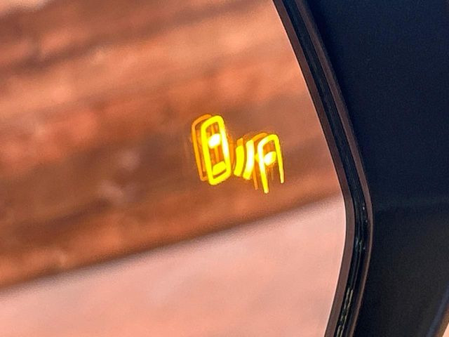 【ブラインドスポットモニター】走行中、ドアミラーの死角になりやすい箇所に後続車が接近するとサイドミラーのレンズに警告を表示!ドライバーに注意喚起をしてくれます。