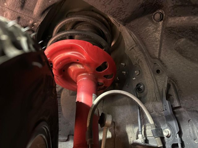 お車を安心してお乗りいただく為には、足回りの定期点検が欠かせません。サービスサポート(有償保証)では無料点検もご提供しており、安心のカーライフをお過ごしいただけるサポート体制が整っています。