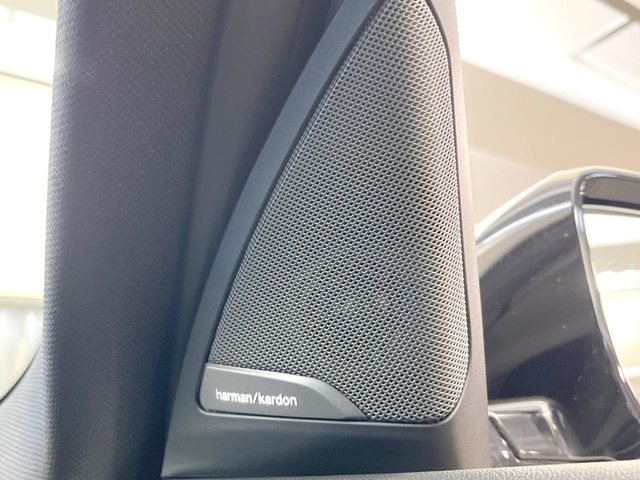 ��harman/kardon�T�E���h�V�X�e��:�I�[�f�B�I��僁�[�J�[����|����v���~�A���X�s�[�J�[�𑕔��B�����̃X�s�[�J�[����A���̗������܂ŕ����鍂�i���ȉ��y�����y���݂��������܂��B