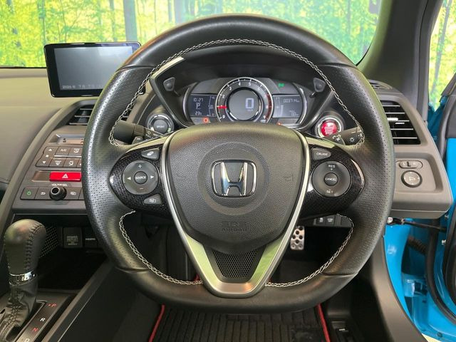�C���e���A�ɍ��킹���f�U�C���̃X�e�A�����O�́A�^�]�������̂��Ƃ��l���A�^�]���₷���`��A�傫���ł��B�����x�A���ۂɐG���Ă��m���߂��������B