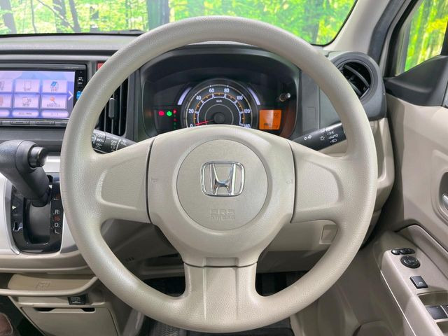 �C���e���A�ɍ��킹���f�U�C���̃X�e�A�����O�́A�^�]�������̂��Ƃ��l���A�^�]���₷���`��A�傫���ł��B�����x�A���ۂɐG���Ă��m���߂��������B