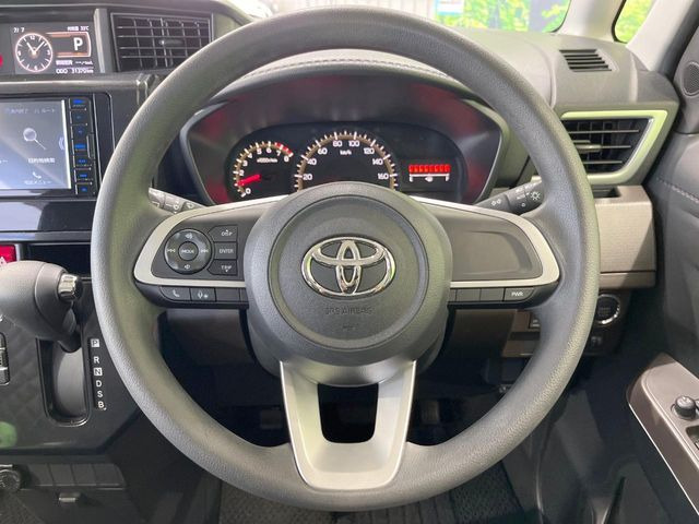 �C���e���A�ɍ��킹���f�U�C���̃X�e�A�����O�́A�^�]�������̂��Ƃ��l���A�^�]���₷���`��A�傫���ł��B�����x�A���ۂɐG���Ă��m���߂��������B