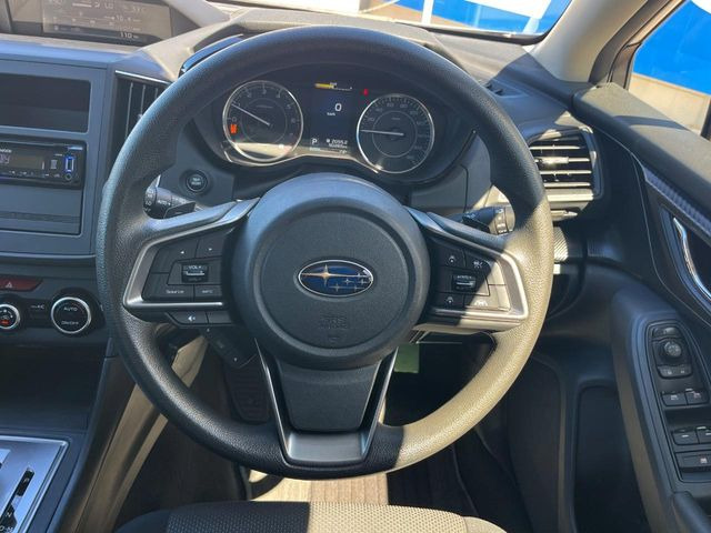 �C���e���A�ɍ��킹���f�U�C���̃X�e�A�����O�́A�^�]�������̂��Ƃ��l���A�^�]���₷���`��A�傫���ł��B�����x�A���ۂɐG���Ă��m���߂��������B