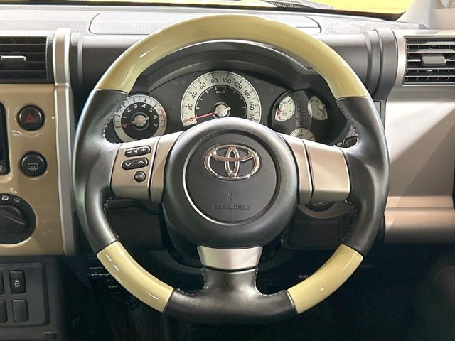 �C���e���A�ɍ��킹���f�U�C���̃X�e�A�����O�́A�^�]�������̂��Ƃ��l���A�^�]���₷���`��A�傫���ł��B�����x�A���ۂɐG���Ă��m���߂��������B