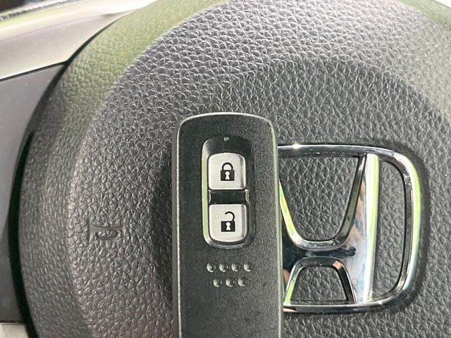 �yHonda�X�}�[�g�L�[�z�J�o����|�P�b�g�ɓ��ꂽ�܂܂ł��h�A�̎{���E�������\�ȃX�}�[�g�L�[�𑕔��B�G���W���̃I���E�I�t�����J�M�����o���K�v����������Ƃ��Ă��֗��ł���