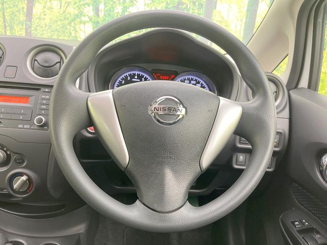 �C���e���A�ɍ��킹���f�U�C���̃X�e�A�����O�́A�^�]�������̂��Ƃ��l���A�^�]���₷���`��A�傫���ł��B�����x�A���ۂɐG���Ă��m���߂��������B