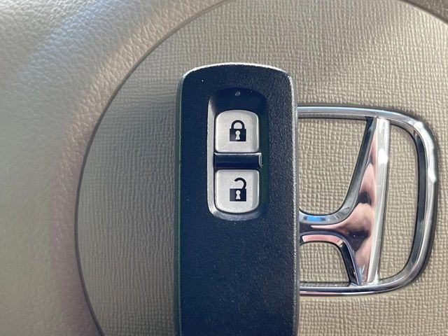 �yHonda�X�}�[�g�L�[�z�J�o����|�P�b�g�ɓ��ꂽ�܂܂ł��h�A�̎{���E�������\�ȃX�}�[�g�L�[�𑕔��B�G���W���̃I���E�I�t�����J�M�����o���K�v����������Ƃ��Ă��֗��ł���