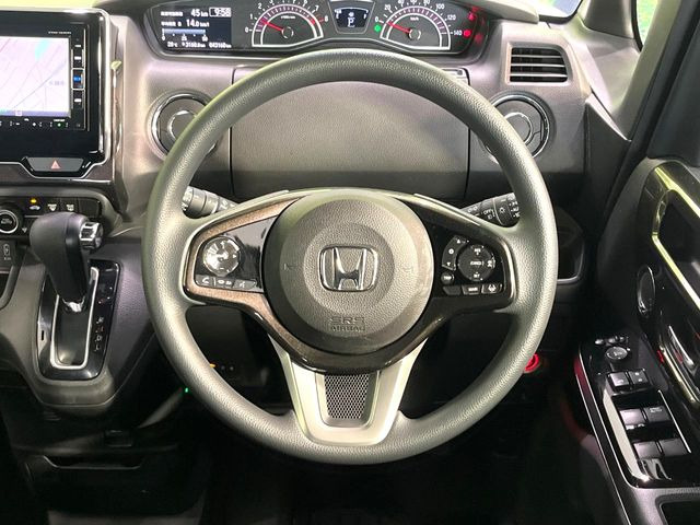 【ステアリングスイッチ】運転中、前方から目線をそらすことなく、オーディオ等の操作が可能な便利機能!安心&快適なドライブを演出してくれます♪